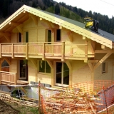 les Contamines domy drewniane chrobak styl alpejski konstrukcja grewniana.