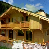 les Contamines domy drewniane chrobak styl alpejski konstrukcja grewniana.
